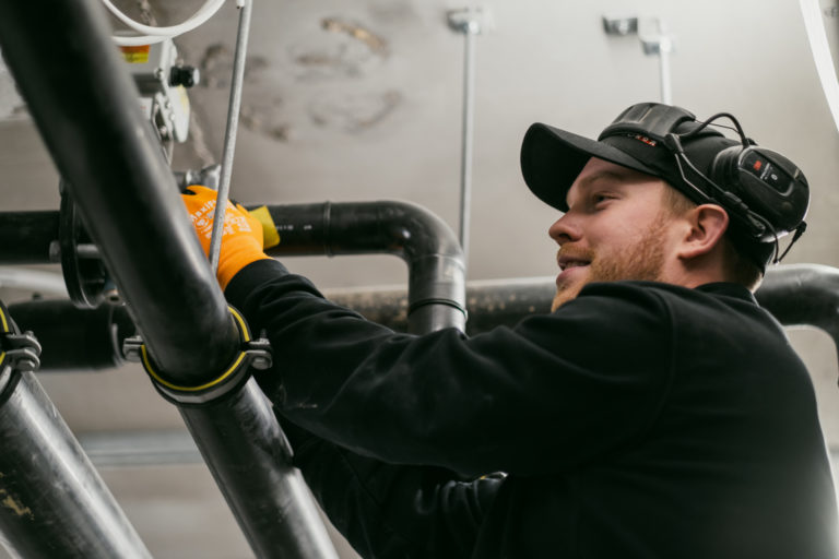 En montör från Johanssons rör arbetar med VVS för företag