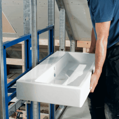 Rörmokare som byter tvättställ och blandare