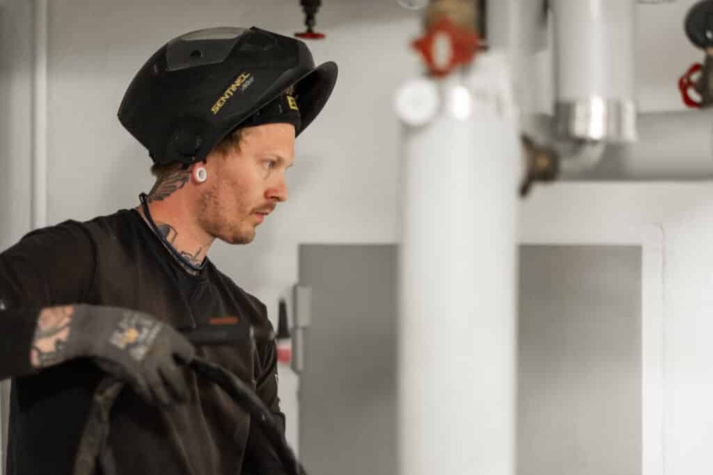 Rörmokare från Johanssons Rör på arbete i fastighet i Göteborg