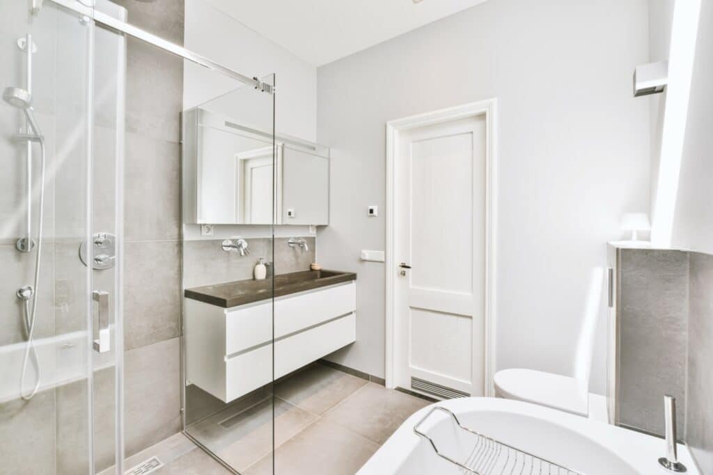 Nyrenoverat badrum med toalettstol, dusch och badkar