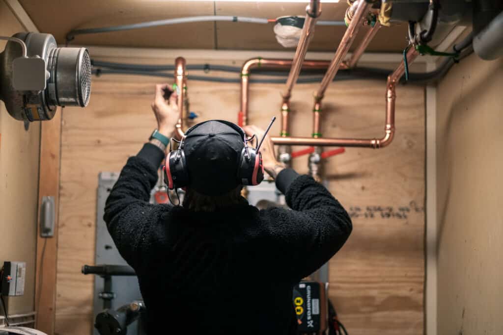 Montör från Johanssons Rör i en källare