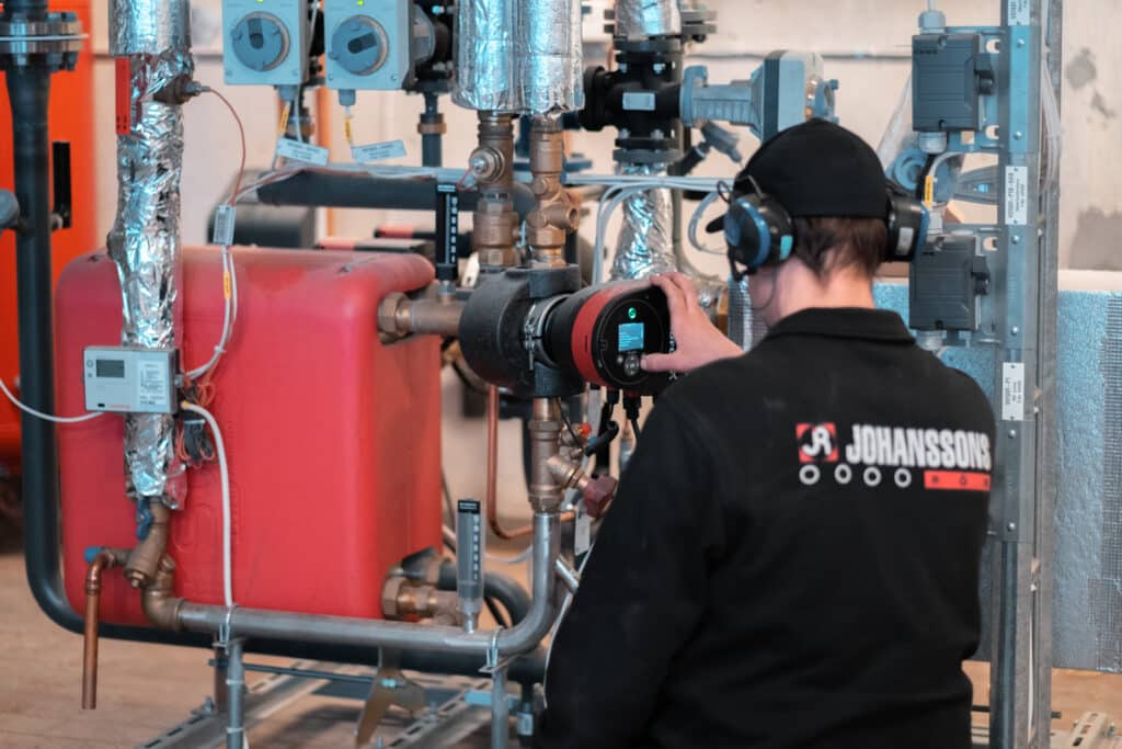 Montör från Johanssons Rör på entreprenad