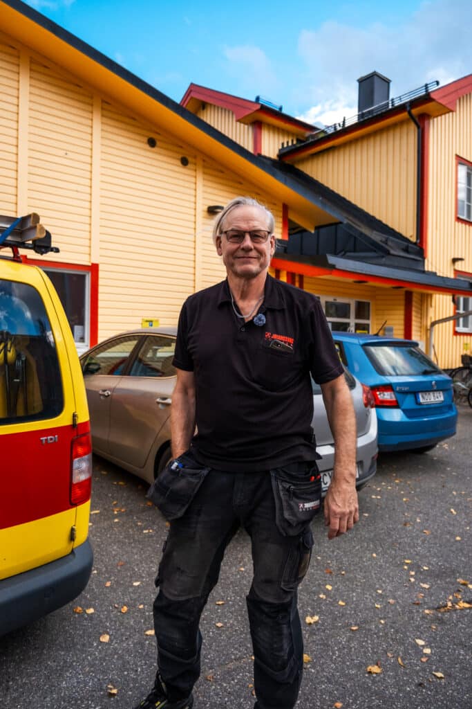 Rörmokare från Johanssons Rör vid servicebil i Umeå