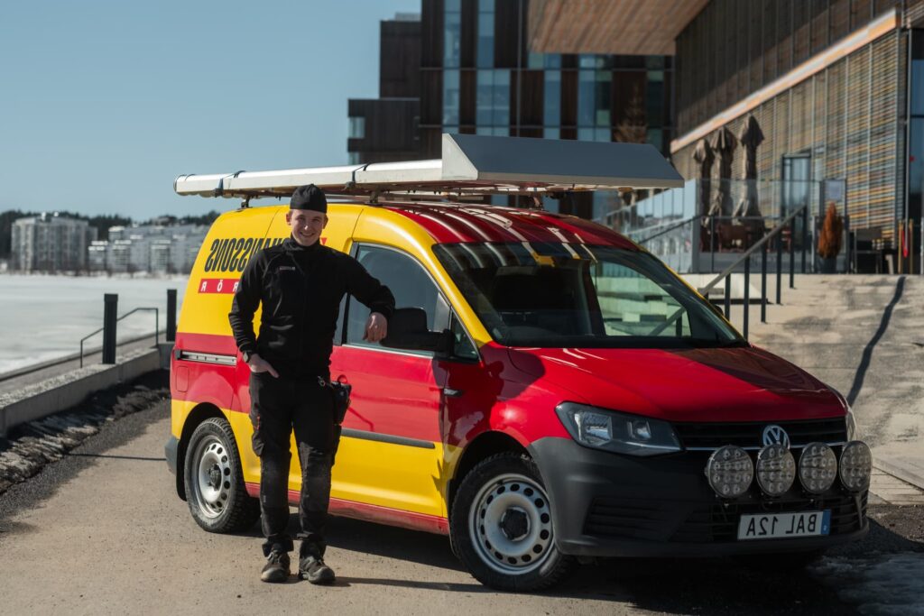 Rörmokare från Johanssons Rör brevid fullt utrustad servicebil